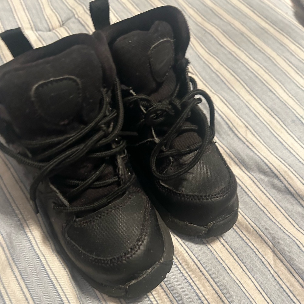 Nike Manola black sz 9c good condition